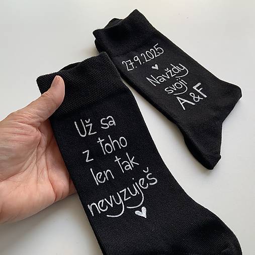 Maľované ponožky k výročiu/svadbe “z toho už nevyzuješ /DÁTUM + NAVŽDY SVOJI + iniciály (čierne s maľbou nad členkom)