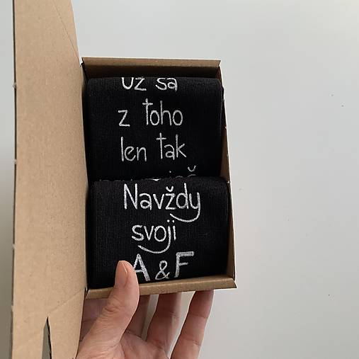 Maľované ponožky k výročiu/svadbe “z toho už nevyzuješ /DÁTUM + NAVŽDY SVOJI + iniciály (čierne s maľbou nad členkom)