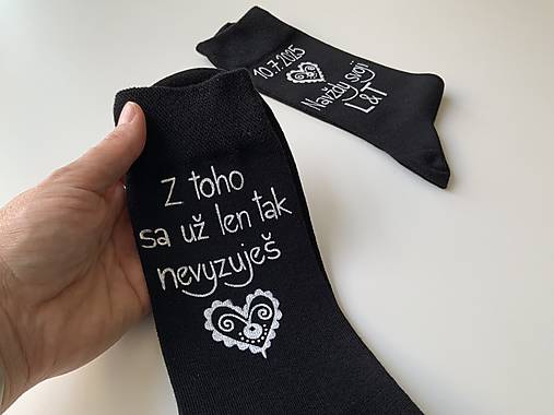 Maľované ponožky k výročiu/svadbe “z toho už nevyzuješ /DÁTUM+NAVŽDY SVOJI+iniciály (čierne folk s maľbou nad členkom)