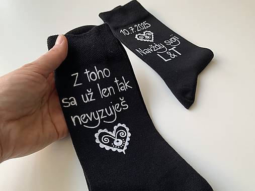 Maľované ponožky k výročiu/svadbe “z toho už nevyzuješ /DÁTUM+NAVŽDY SVOJI+iniciály (čierne folk s maľbou nad členkom)