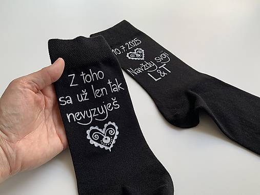 Maľované ponožky k výročiu/svadbe “z toho už nevyzuješ /DÁTUM+NAVŽDY SVOJI+iniciály (čierne folk s maľbou nad členkom)