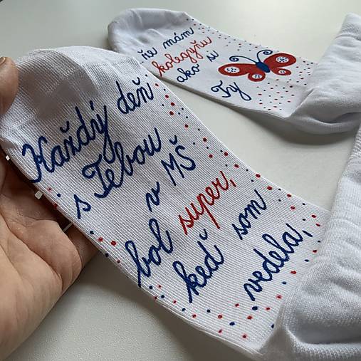Maľované ponožky pre super KOLEGYŇU (biele s motýlikom na rozlúčku)