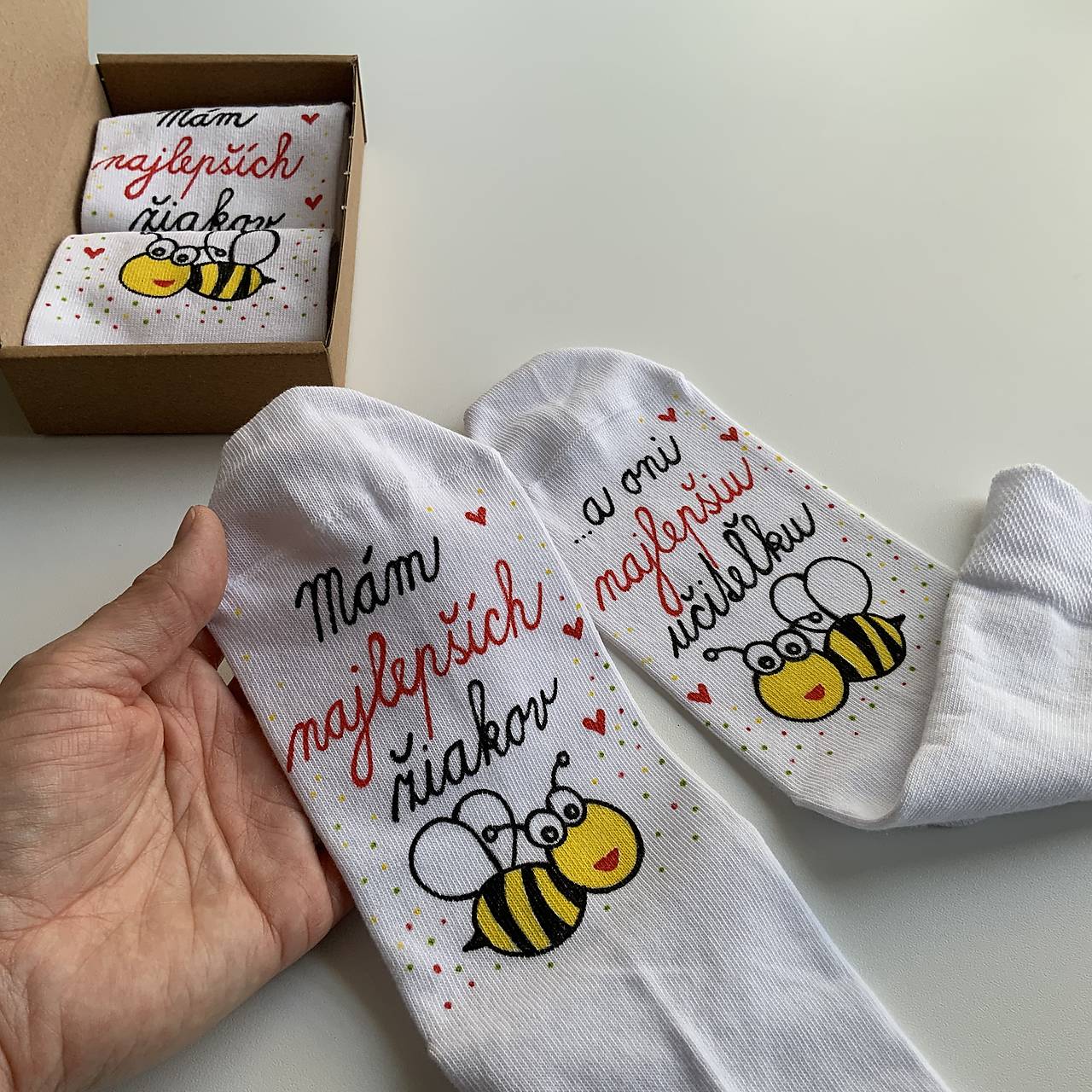 Maľované ponožky pre Najlepšiu PANI UČITEĽKU, ktorá má najlepších žiakov (biele členkové/KLASICKÉ S VČIELKAMI)