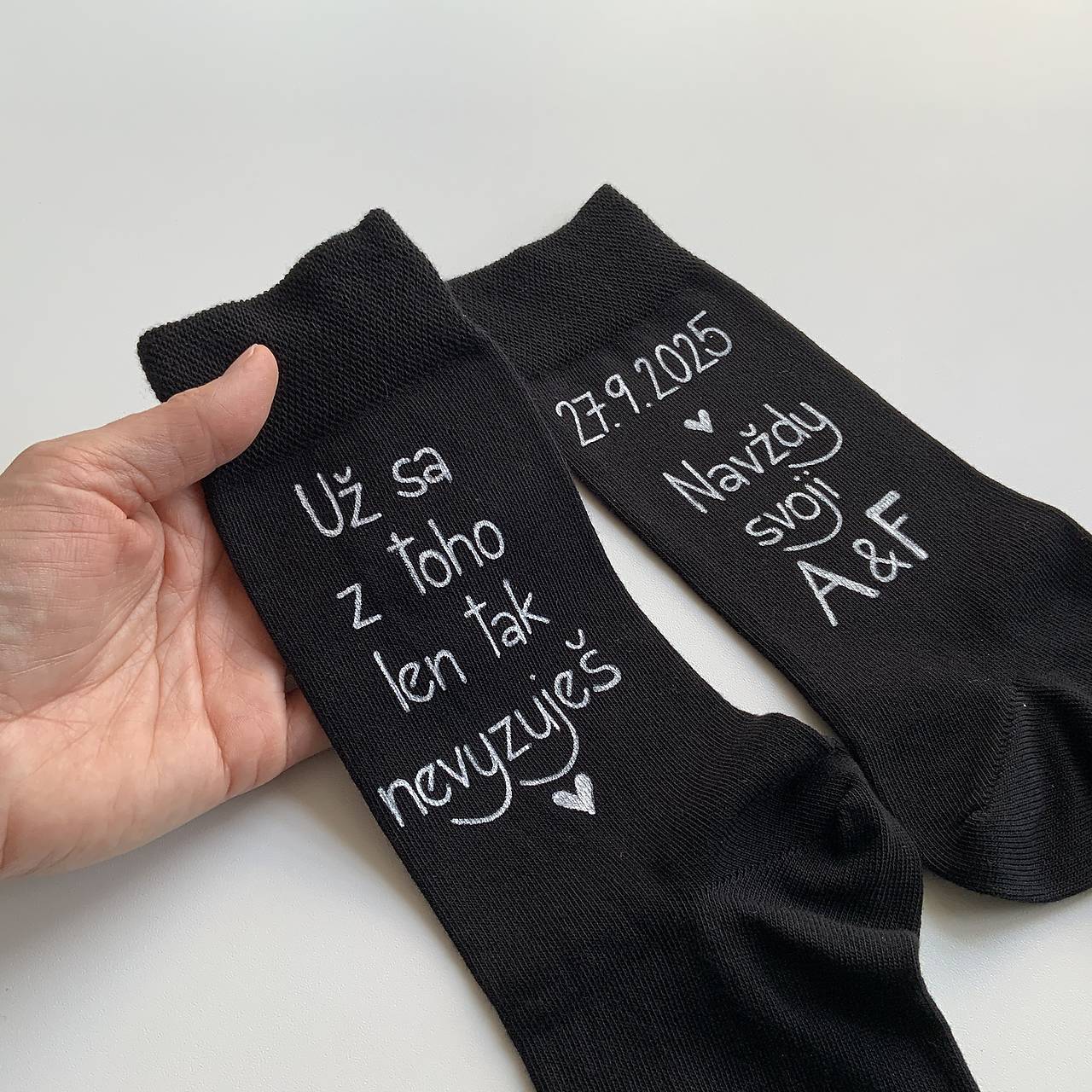 Maľované ponožky k výročiu/svadbe “z toho už nevyzuješ / (DÁTUM + NAVŽDY SVOJI + iniciály (čierne s maľbou nad členkom))