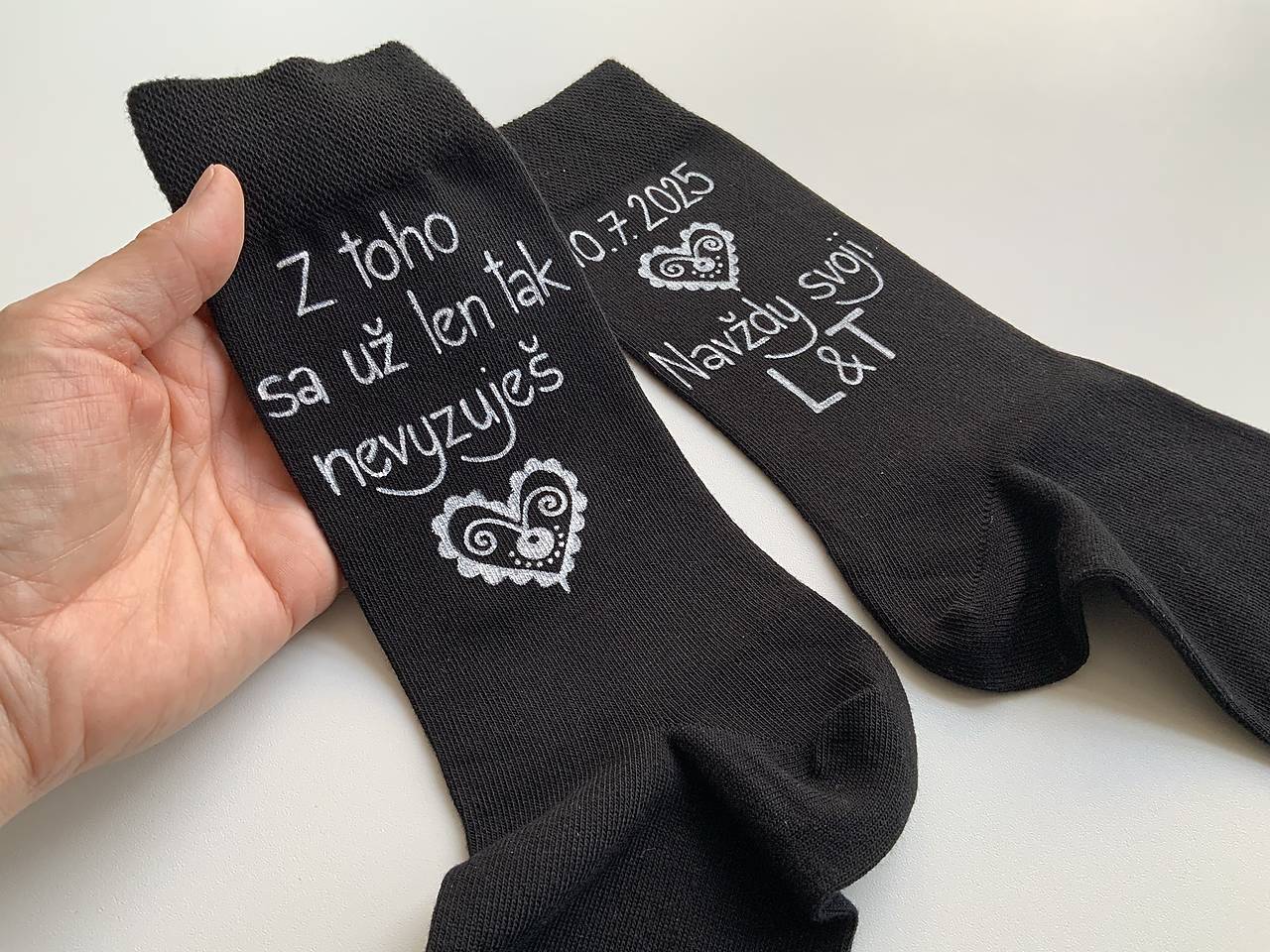 Maľované ponožky k výročiu/svadbe “z toho už nevyzuješ / (DÁTUM+NAVŽDY SVOJI+iniciály (čierne folk s maľbou nad členkom))