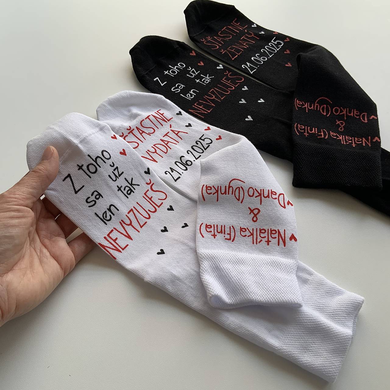 Maľované ponožky k výročiu/svadbe “z toho už nevyzuješ / (šťastne ženatý (vydatá) + dátum a mená nad jedným členkom)