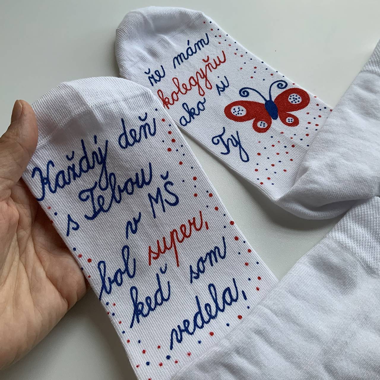 Maľované ponožky pre super KOLEGYŇU (biele s motýlikom na rozlúčku)