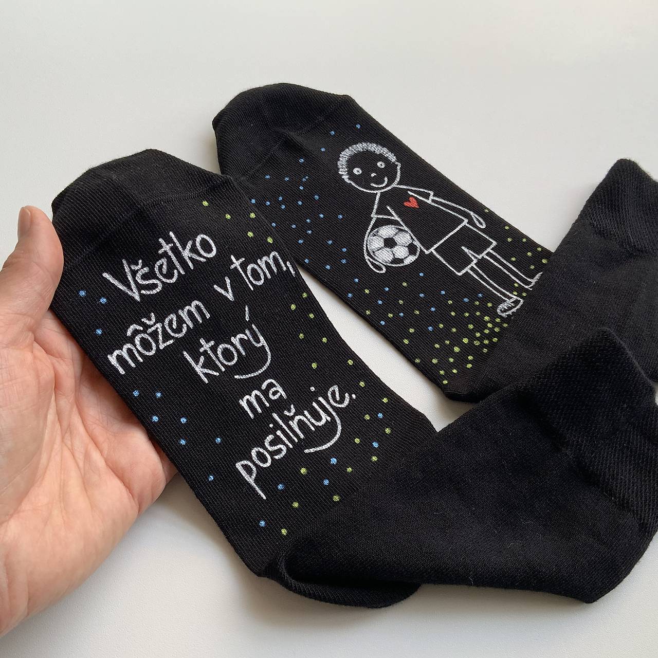 Maľované ponožky ako darček k prvému svätému prijímaniu 