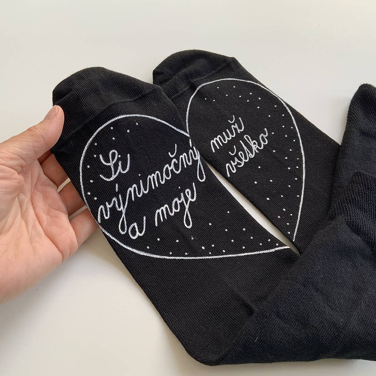 Maľované ponožky s nápisom: "Si výnimočný muž a moje všetko :)"