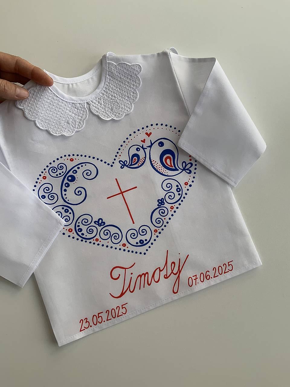 Krstná košieľka maľovaná s autorským ludovoladeným motívom v srdiečku s krížom a meno v modro-červenej kombinácii 