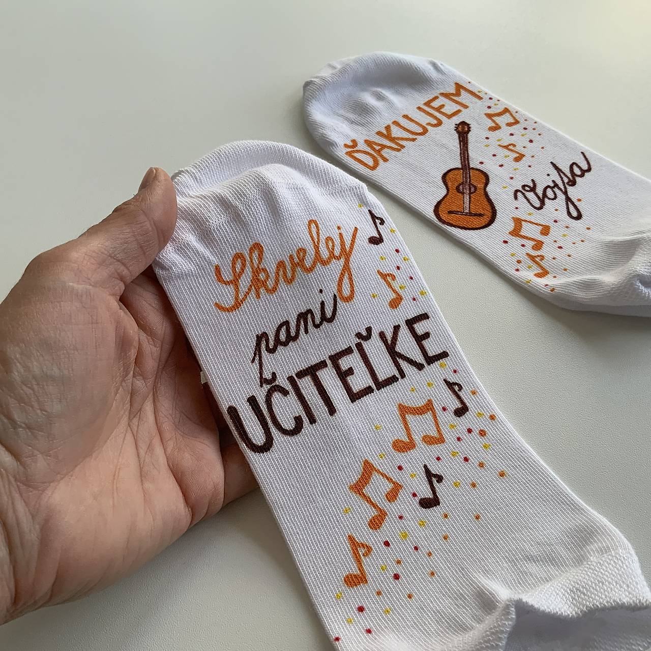 Maľované pre najlepšiu UČITEĽKU gitary (biele členkové)