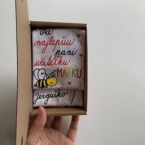 Maľované ponožky pre PANI UČITEĽKU s veľkým ❤️ (Biele so včielkou + “zo ❤️ ĎAKUJEME”)