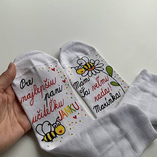 Maľované ponožky pre PANI UČITEĽKU s veľkým ❤️ (Biele so včielkou + “zo ❤️ ĎAKUJEME”)