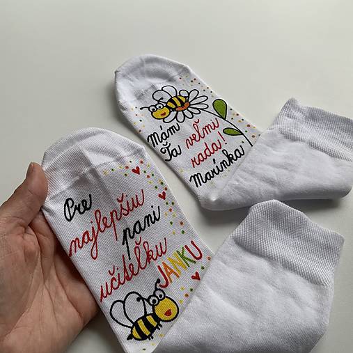 Maľované ponožky pre PANI UČITEĽKU s veľkým ❤️ (Biele so včielkou + “zo ❤️ ĎAKUJEME”)