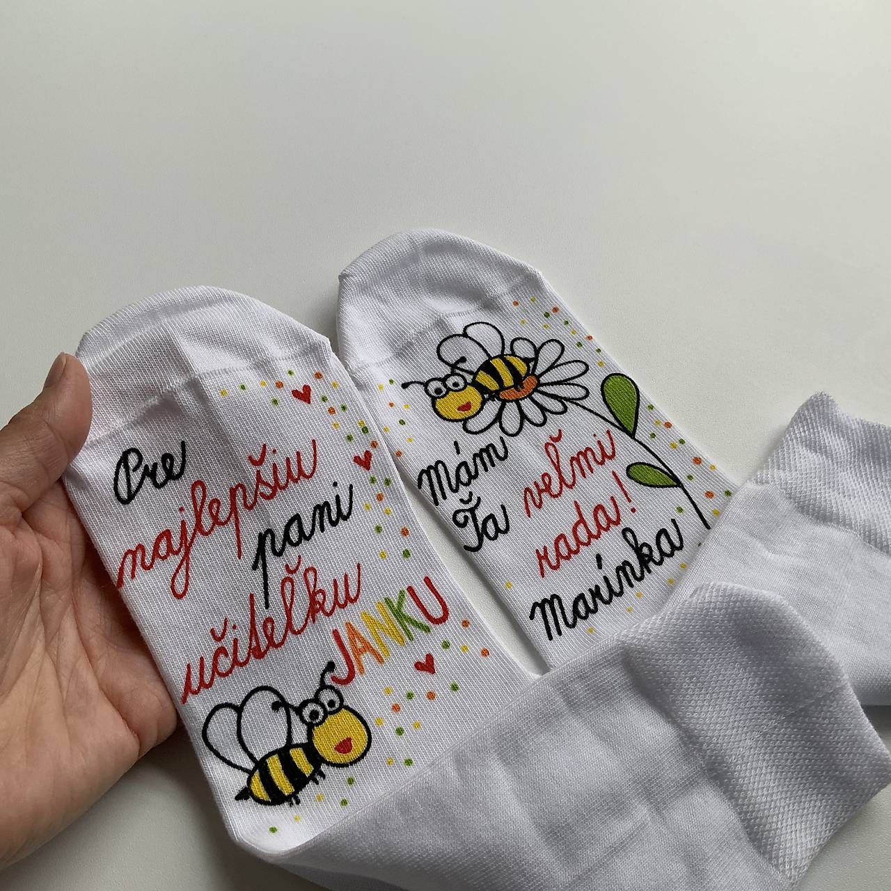 Maľované ponožky pre PANI UČITEĽKU s veľkým ❤️ (Biele so včielkou + “zo ❤️ ĎAKUJEME”)