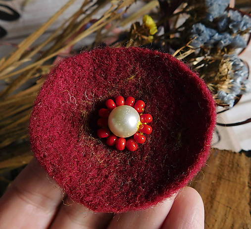 Brošne - plstená brošňa vínový kvietok - 17581639_