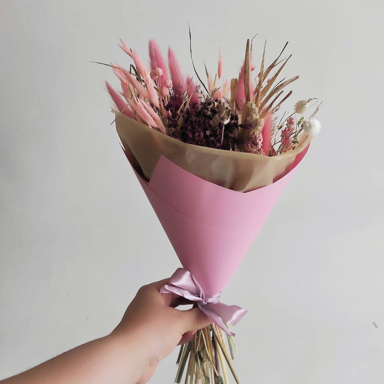 Menšia kytička pestrých sušených kvietkov, vhodná ako DARČEK