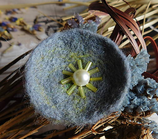 Brošne - plstená brošňa sivý kvietok - 17582271_