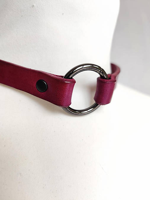 Náhrdelníky - Choker z pravé hovězí kůže s černým kováním - 17584199_
