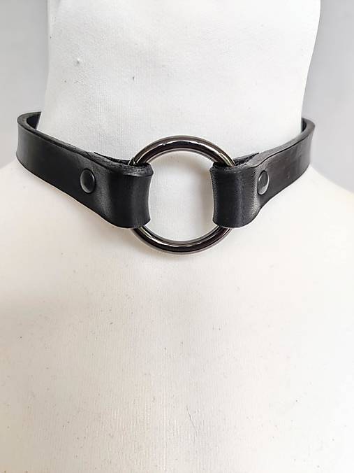 Náhrdelníky - Choker z pravé hovězí kůže s černým kováním - 17584210_