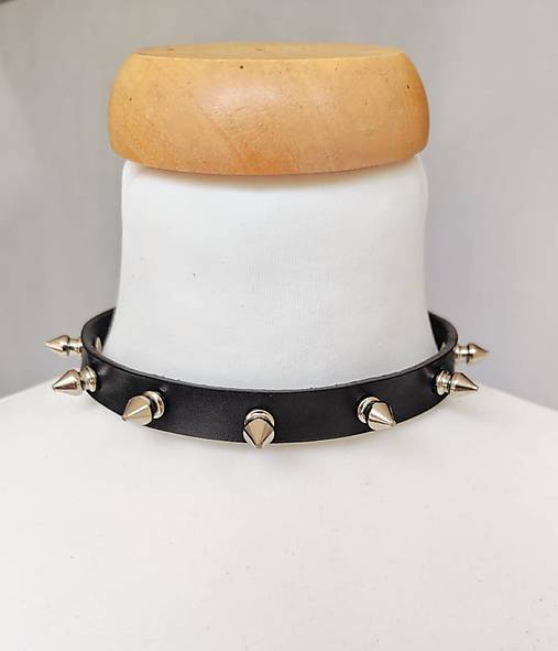 Náhrdelníky - Choker s hroty - hovězí kůže, ruční práce - 17584225_