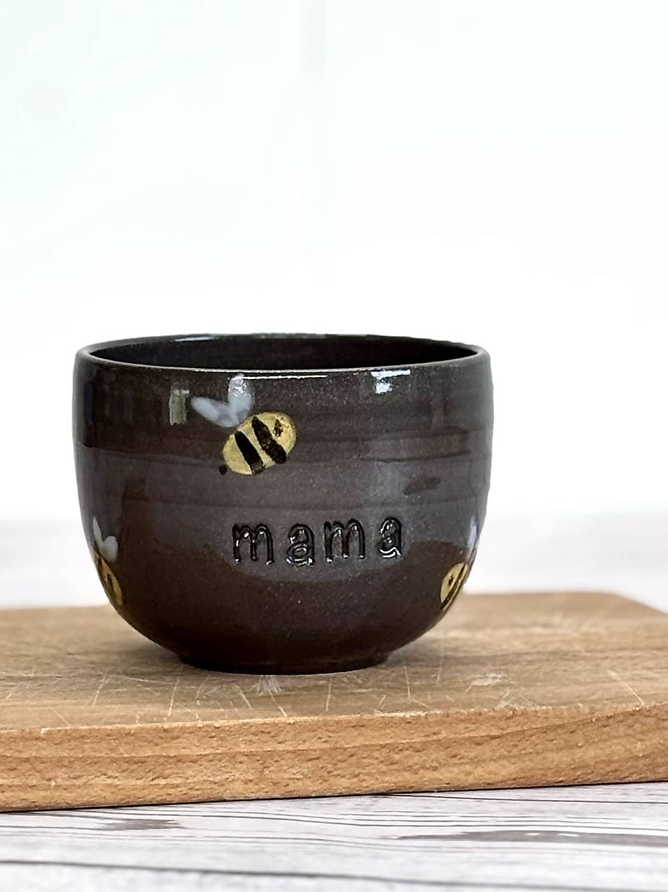 Pohárik MAMA Bee na tmavej hline