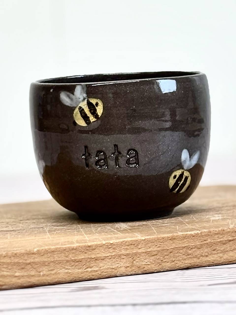 Pohárik TATA Bee na tmavej hline