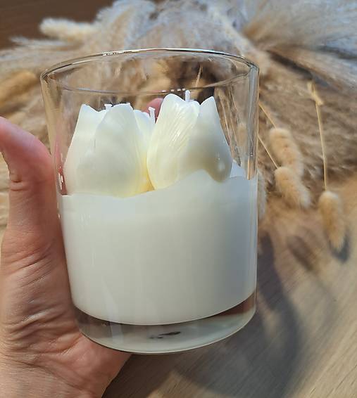 Sójová sviečka vo svietniku tulipány
