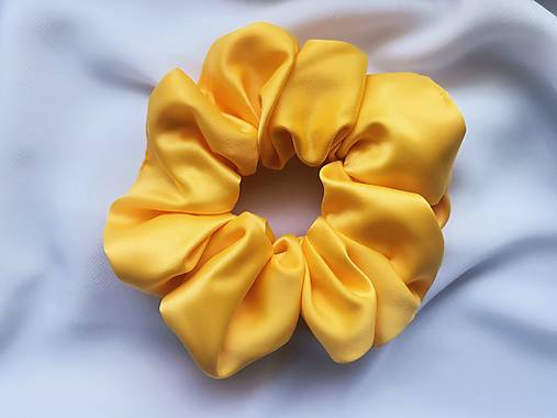 Ozdoby do vlasov - Saténová scrunchie maxi - žltá - 17587607_
