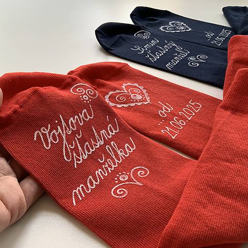 Sada maľovaných ponožiek s nápismi: "(meno) šťastný manžel/manželka od (dátum)" (červené + tmavomodré)