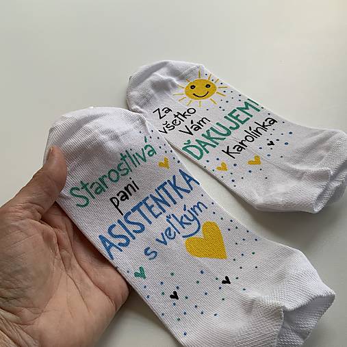 Maľované pestrofarebné ponožky pre starostlivú PANI ASISTENTKU a nápisom “zo ❤️ ĎAKUJEME”