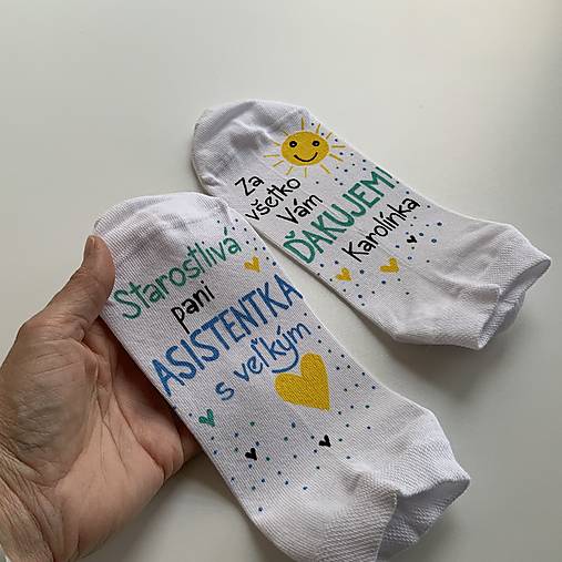 Maľované pestrofarebné ponožky pre starostlivú PANI ASISTENTKU a nápisom “zo ❤️ ĎAKUJEME”