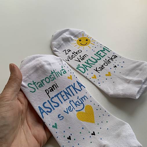 Maľované pestrofarebné ponožky pre starostlivú PANI ASISTENTKU a nápisom “zo ❤️ ĎAKUJEME”