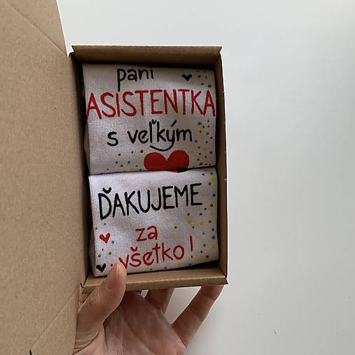 Maľované pestrofarebné ponožky pre starostlivú PANI ASISTENTKU a nápisom “ĎAKUJEME za všetko”