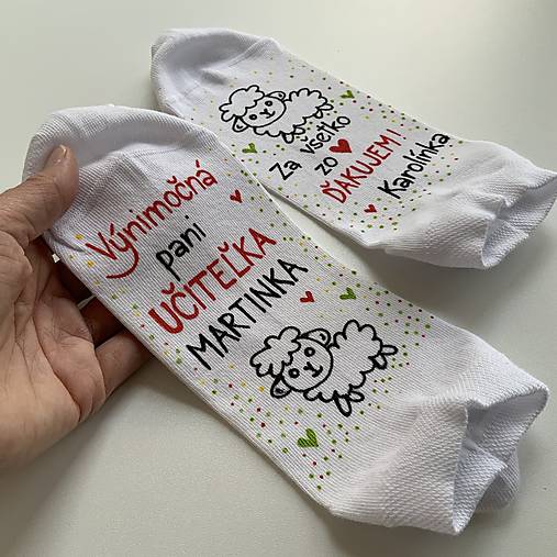 Maľované pestrofarebné ponožky pre Výnimočnú PANI UČITEĽKU a nápisom “Za všetko zo ❤️ ĎAKUJEME (meno)”biele s ovečkou