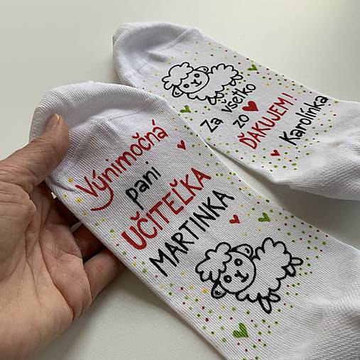 Maľované pestrofarebné ponožky pre Výnimočnú PANI UČITEĽKU a nápisom “Za všetko zo ❤️ ĎAKUJEME (meno)”biele s ovečkou