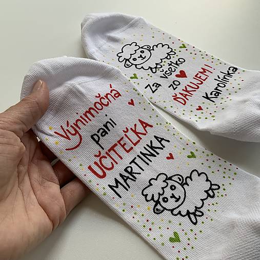 Maľované pestrofarebné ponožky pre Výnimočnú PANI UČITEĽKU a nápisom “Za všetko zo ❤️ ĎAKUJEME (meno)”biele s ovečkou