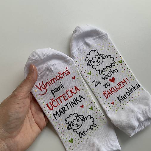 Maľované pestrofarebné ponožky pre Výnimočnú PANI UČITEĽKU a nápisom “Za všetko zo ❤️ ĎAKUJEME (meno)”biele s ovečkou