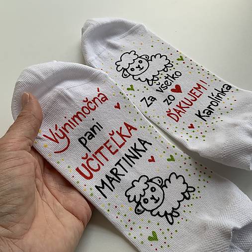 Maľované pestrofarebné ponožky pre Výnimočnú PANI UČITEĽKU a nápisom “Za všetko zo ❤️ ĎAKUJEME (meno)”biele s ovečkou