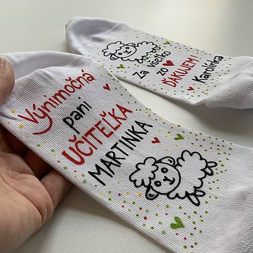 Maľované pestrofarebné ponožky pre Výnimočnú PANI UČITEĽKU a nápisom “Za všetko zo ❤️ ĎAKUJEME (meno)”biele s ovečkou