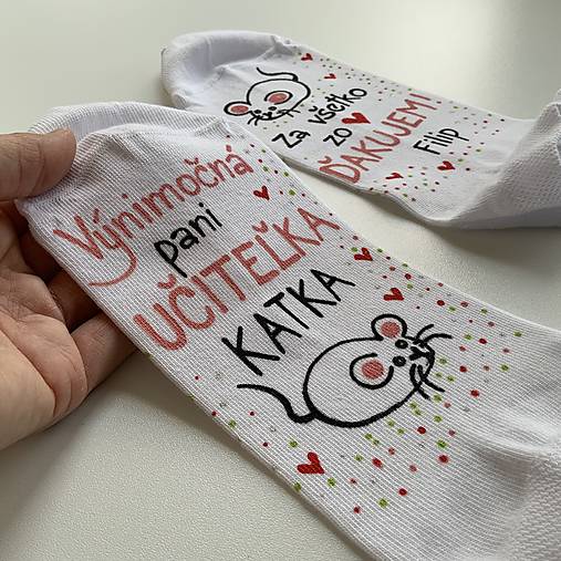 Maľované pestrofarebné ponožky pre Výnimočnú PANI UČITEĽKU a nápisom “Za všetko zo ❤️ ĎAKUJEME (meno)”biele s ovečkou