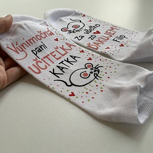 Maľované pestrofarebné ponožky pre Výnimočnú PANI UČITEĽKU a nápisom “Za všetko zo ❤️ ĎAKUJEME (meno)”biele s ovečkou