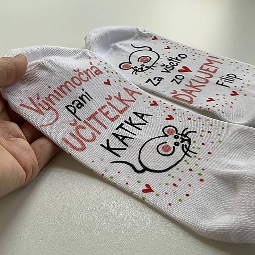 Maľované pestrofarebné ponožky pre Výnimočnú PANI UČITEĽKU a nápisom “Za všetko zo ❤️ ĎAKUJEME (meno)”biele s ovečkou