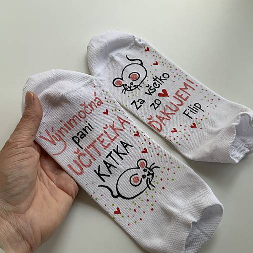 Maľované pestrofarebné ponožky pre Výnimočnú PANI UČITEĽKU a nápisom “Za všetko zo ❤️ ĎAKUJEME (meno)”biele s ovečkou