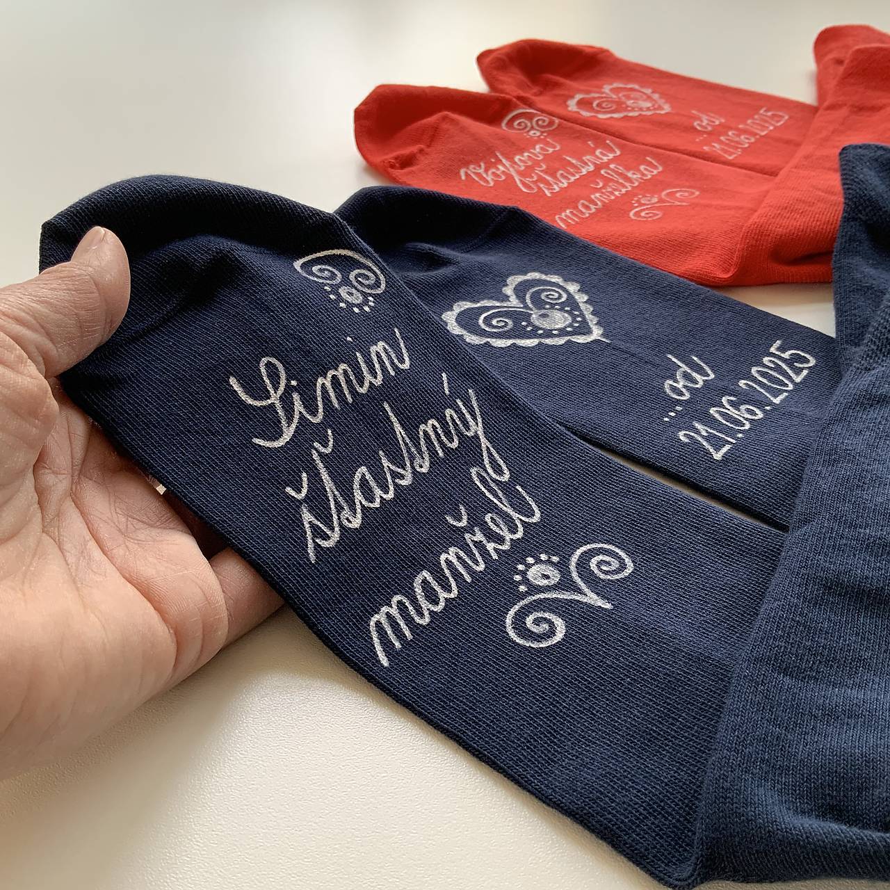 Darčeková sada maľovaných ponožiek s nápismi: "Som ... / šťastný manžel/manželka" (červené + tmavomodré))