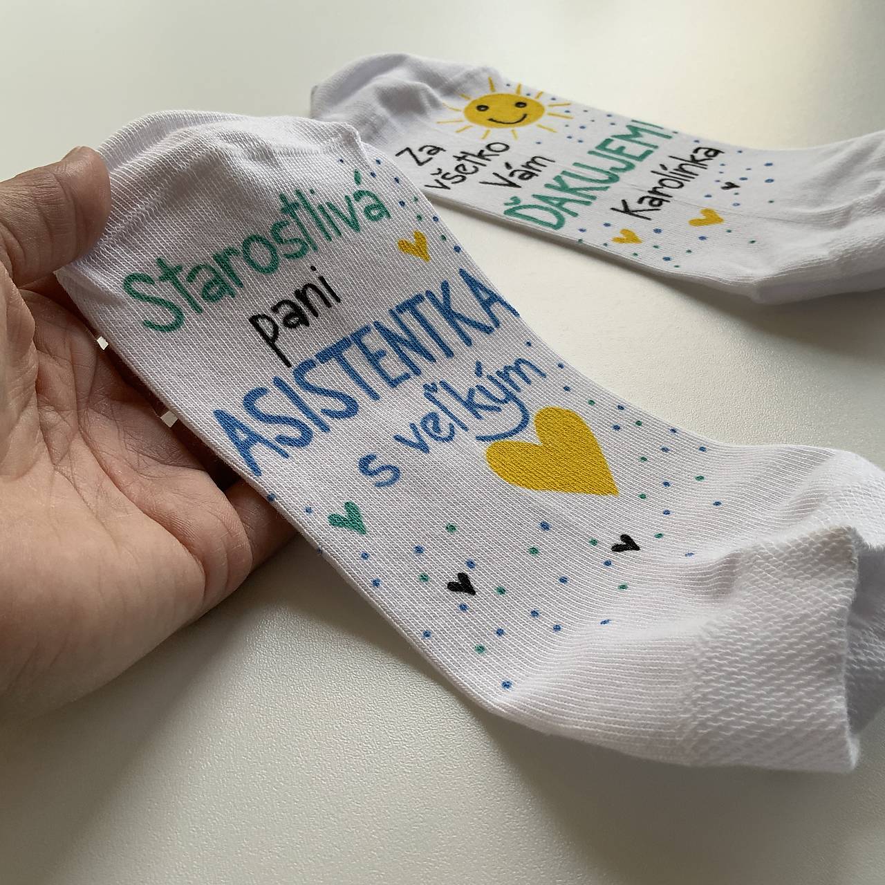 Maľované pestrofarebné ponožky pre starostlivú PANI ASISTENTKU a nápisom “zo ❤️ ĎAKUJEME”