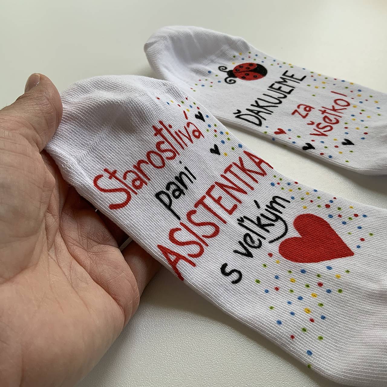 Maľované pestrofarebné ponožky pre starostlivú PANI ASISTENTKU a nápisom “ĎAKUJEME za všetko”