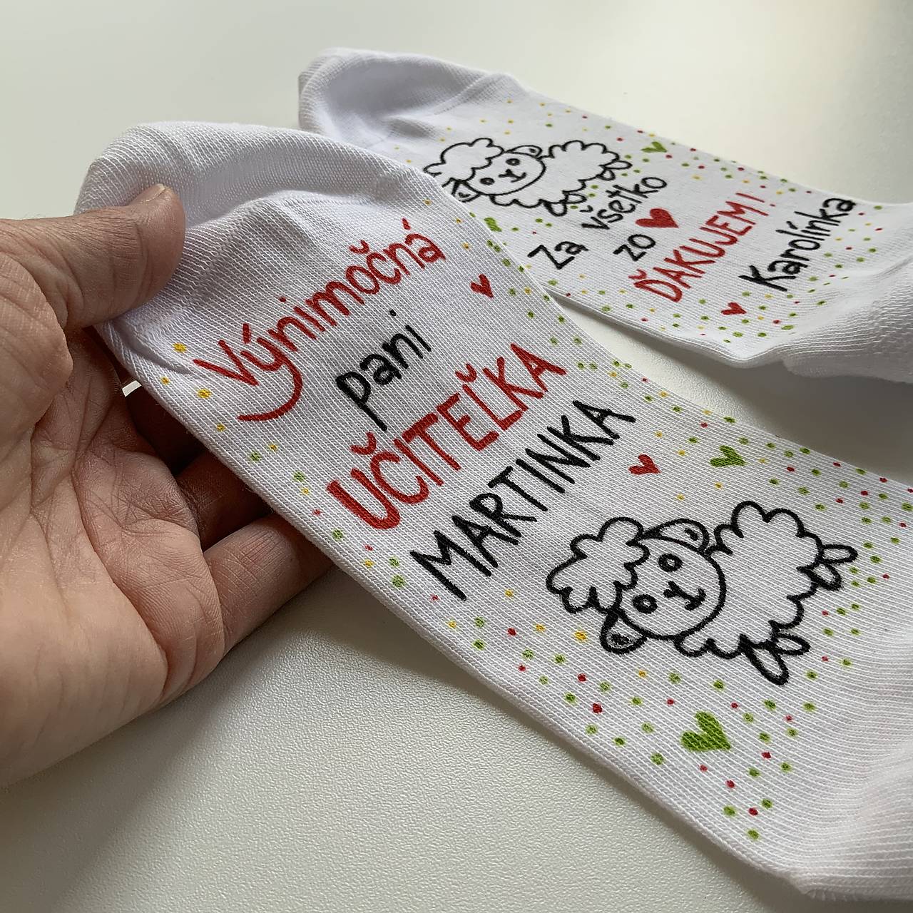 Maľované pestrofarebné ponožky pre Výnimočnú PANI UČITEĽKU a nápisom “Za všetko zo ❤️ ĎAKUJEME (meno)”biele s ovečkou 