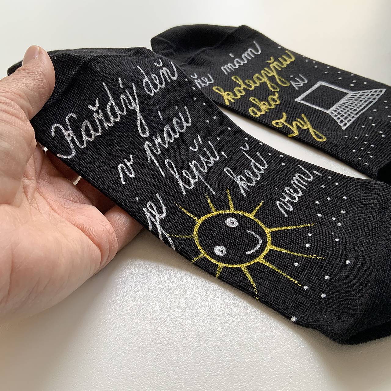 Maľované ponožky pre super KOLEGYŇU (čierne 3 so slniečkom a počítačom))