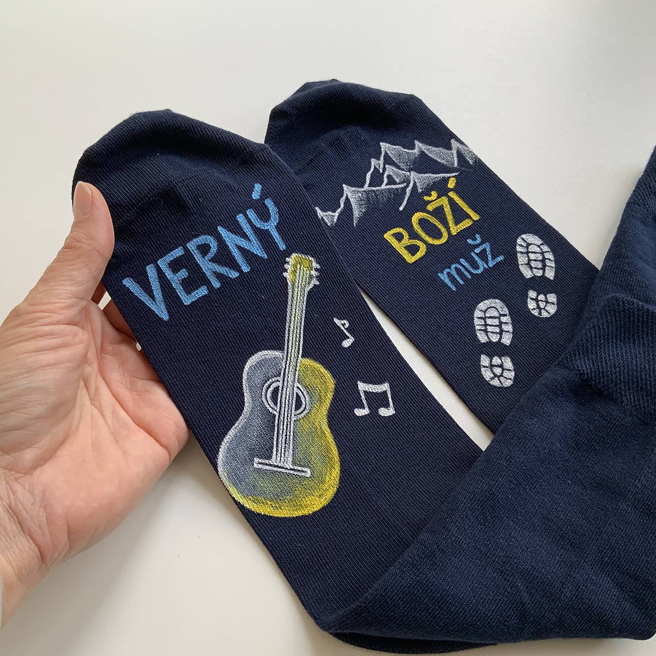 Maľované tmavomodré ponožky s nápisom: (“Verný BOŽÍ muž”)